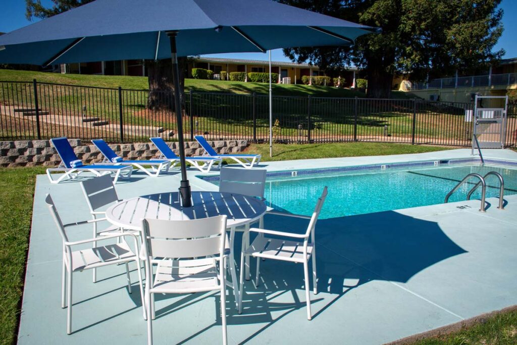 Foothills-Motel-pool-5266-1200 - Foothills Motel Foothills Motel pool and lounge chairs.