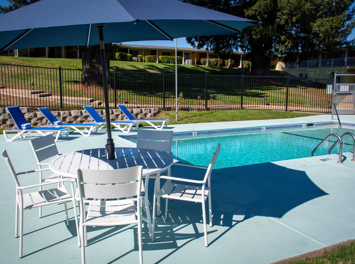 the-foothills-pool - Foothills Motel The Foothills Motel pool and patio chairs